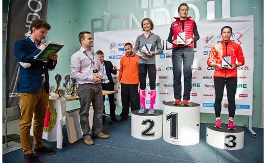 Wbiegli na Szczyt Rondo I. Niektórzy boso. Piotr i Dominika wreszcie dopięli celu [ZDJĘCIA] - 1
